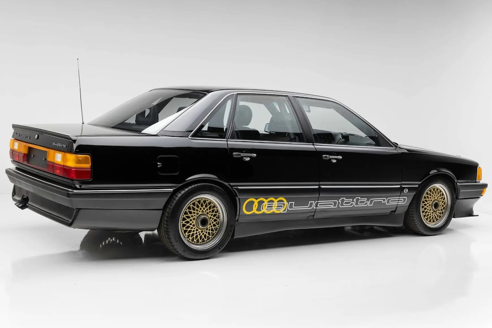 Audi 5000 CS Turbo quattro Rekordwagen stehend schräg von hinten, Studiofoto