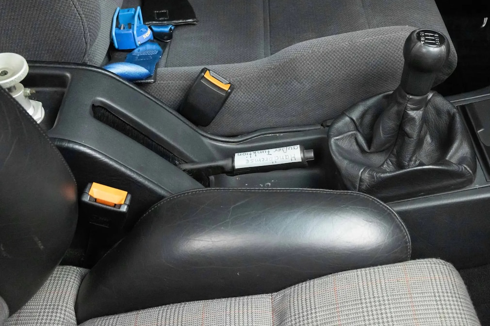 Bereich rund um Handbremshebel und Schalthebel des Audi 5000 CS Turbo quattro Rekordwagens
