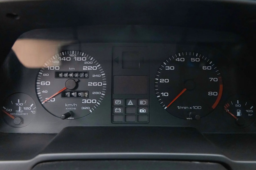 Instrumente (Tacho, Drehzahlmesser, Tankuhr) des Audi 5000 CS Turbo quattro Rekordwagens