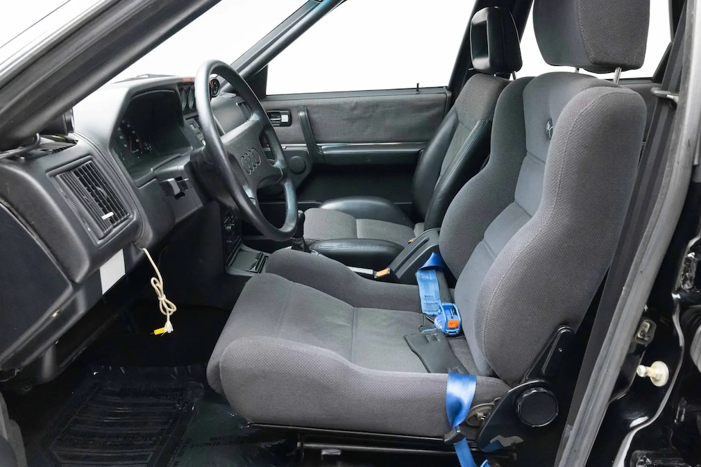 Vordersitze und Cockpit des Audi 5000 CS Turbo quattro Rekordwagens
