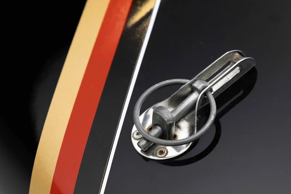 Zusatzverschluss auf der Motorhaube des Audi 5000 CS Turbo quattro Rekordwagens