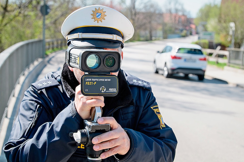 Polizeihauptkommissar Tony Lechner misst an einer Kontrollstelle der Polizei die Geschwindigkeit vorbeifahrender Fahrzeuge mit einer Laserpistole. In mehreren Bundesländern führt die Polizei an diesem Tag beim Blitzmarathon über 24 Stunden vermehrt Geschwindigkeitskontrollen durch. Rund 1900 Polizisten werden bayernweit an 2000 Stellen die Geschwindigkeit messen und Raser aus dem Verkehr ziehen.