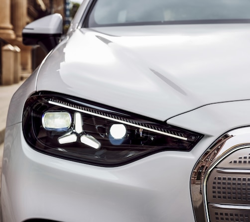Scheinwerfer des Mercedes C 400 4Matic EQ.