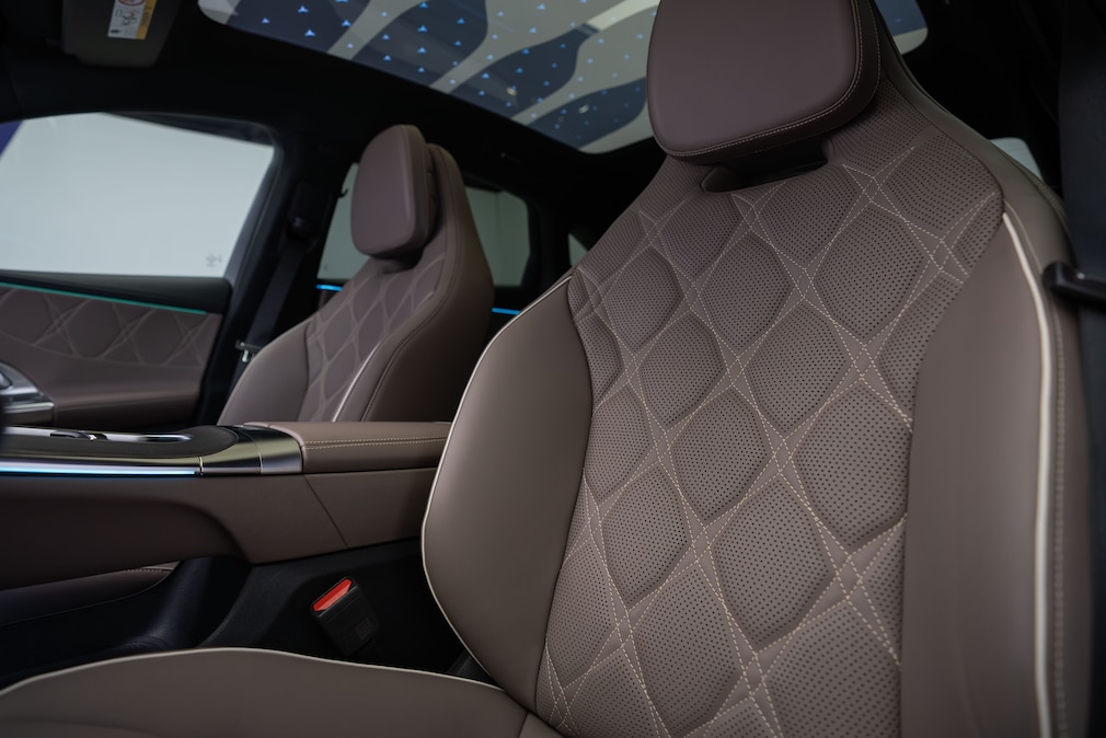 Vordersitze der Mercedes C-Klasse EQ