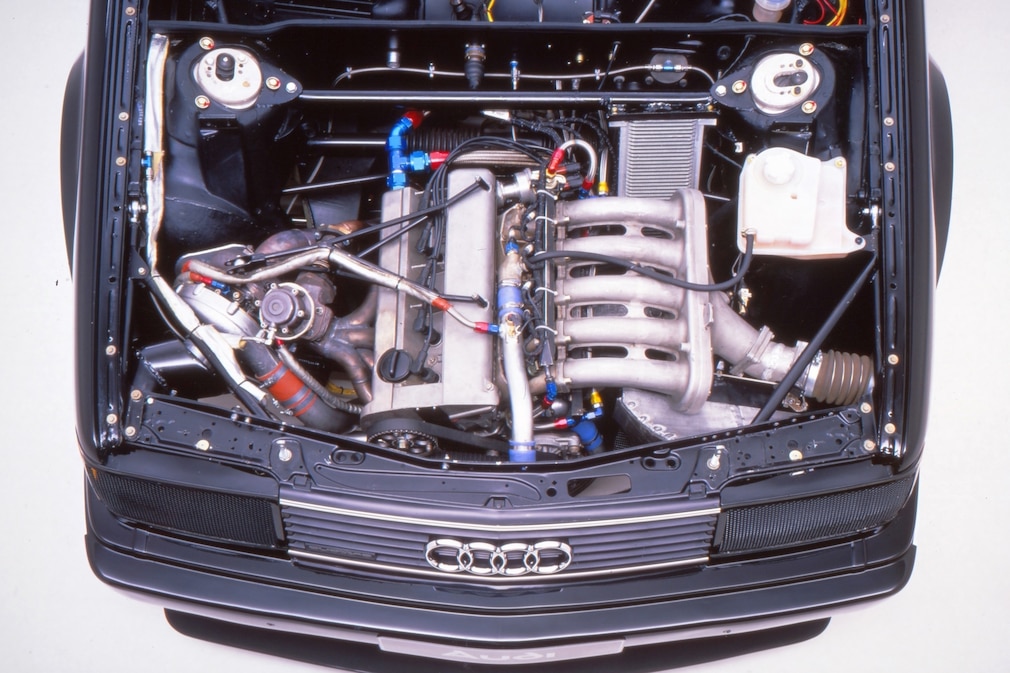 Motorraum und Motor des Rekordautos Audi 5000 CS turbo quattro