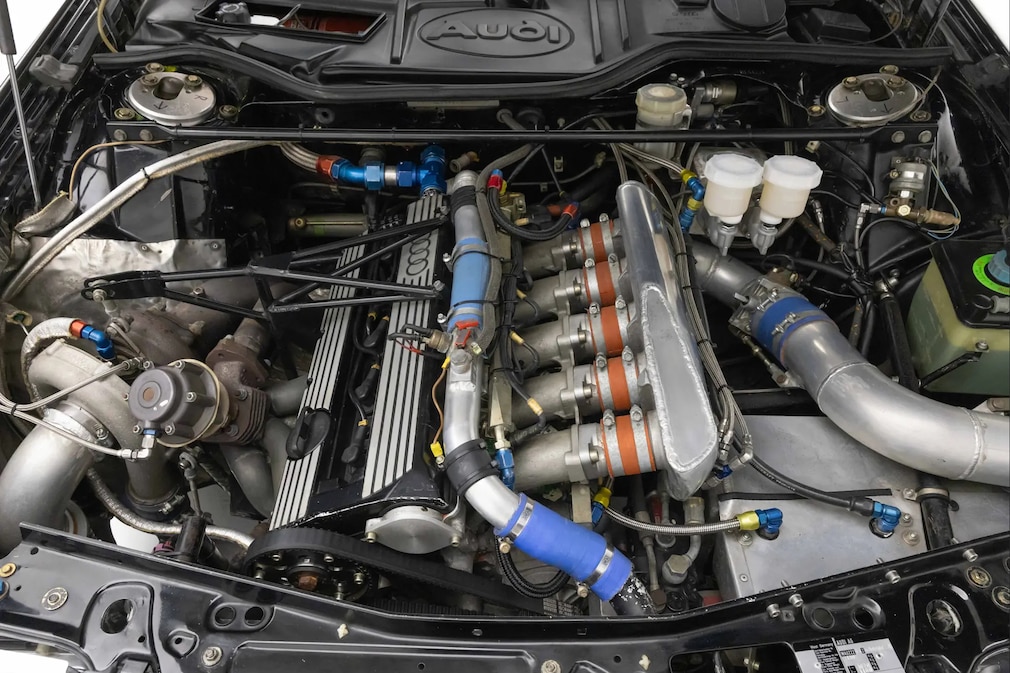 Motorraum und Motor des angeblichen Rekordautos Audi 5000 CS turbo quattro