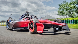 Formel E selbst gefahren - So brutal beschleunigt der Gen3 Evo