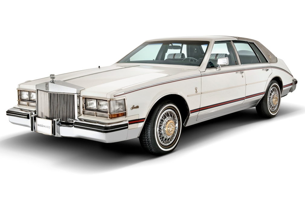 Cadillac Seville Gucci Edition, stehend schräg von vorn, Studiofoto