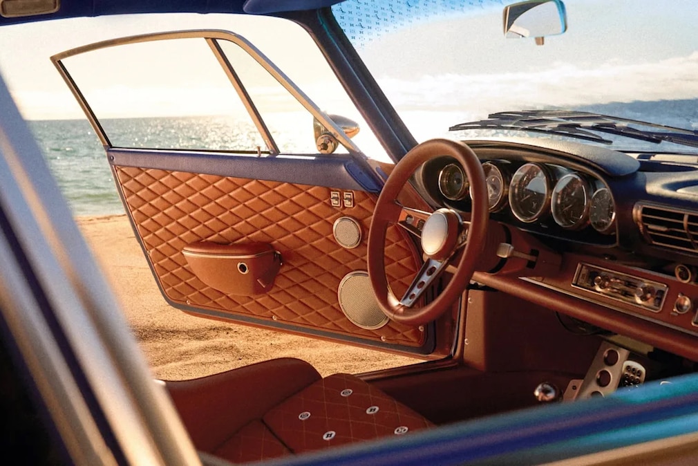 Cockpit des Porsche 911 Coupé von Singer Louis Vuitton
