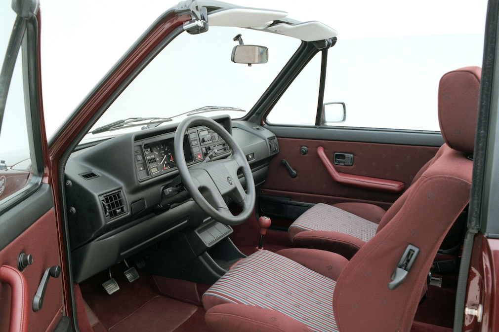Cockpit des VW Golf 1 Cabriolet Etienne Aigner