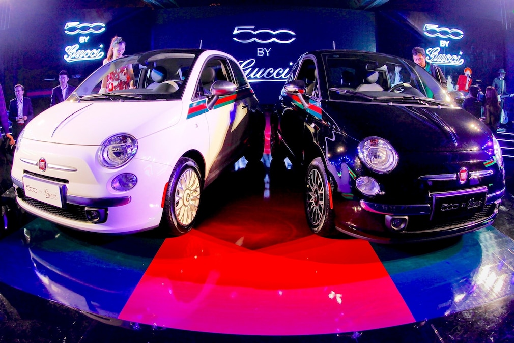 Fiat 500 by Gucci, ein Exemplar in Weiß, eines in Schwarz