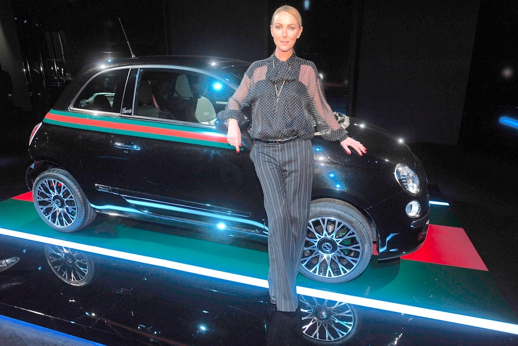 Fiat 500 by Gucci von der Seite, vorn im Bild die Designerin