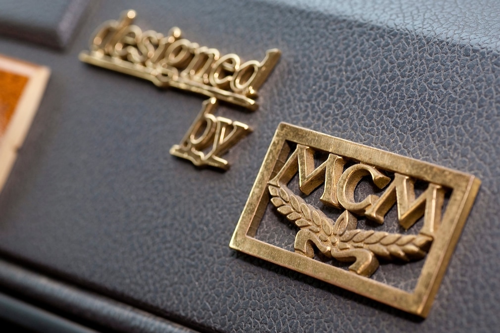 Logo "designed by MCM" im Cockpit des Range Rover Classic MCM