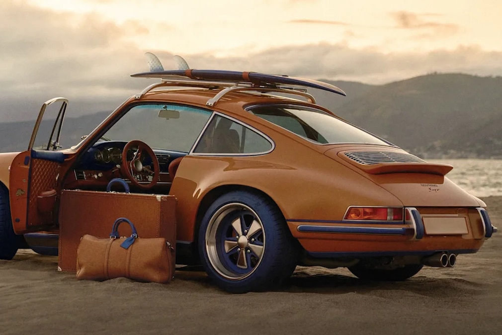 Porsche 911 Coupé von Singer Louis Vuitton von schräg hinten, offenen Fahrertür