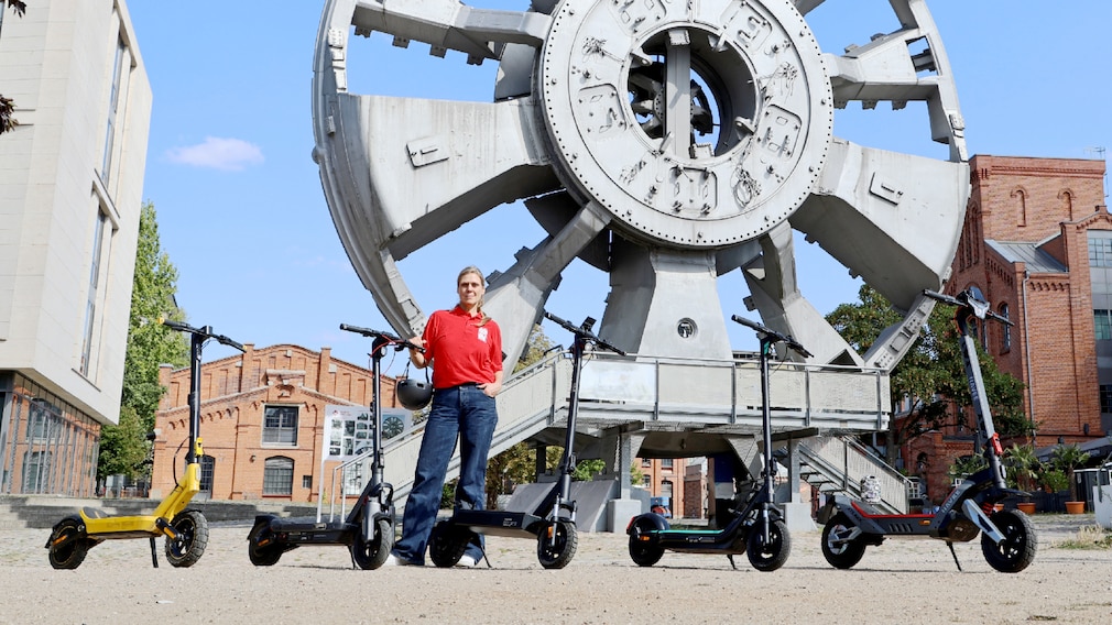 5 E-Scooter mit einer Person vor der Trude in Hamburg
