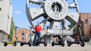5 E-Scooter mit einer Person vor der Trude in Hamburg