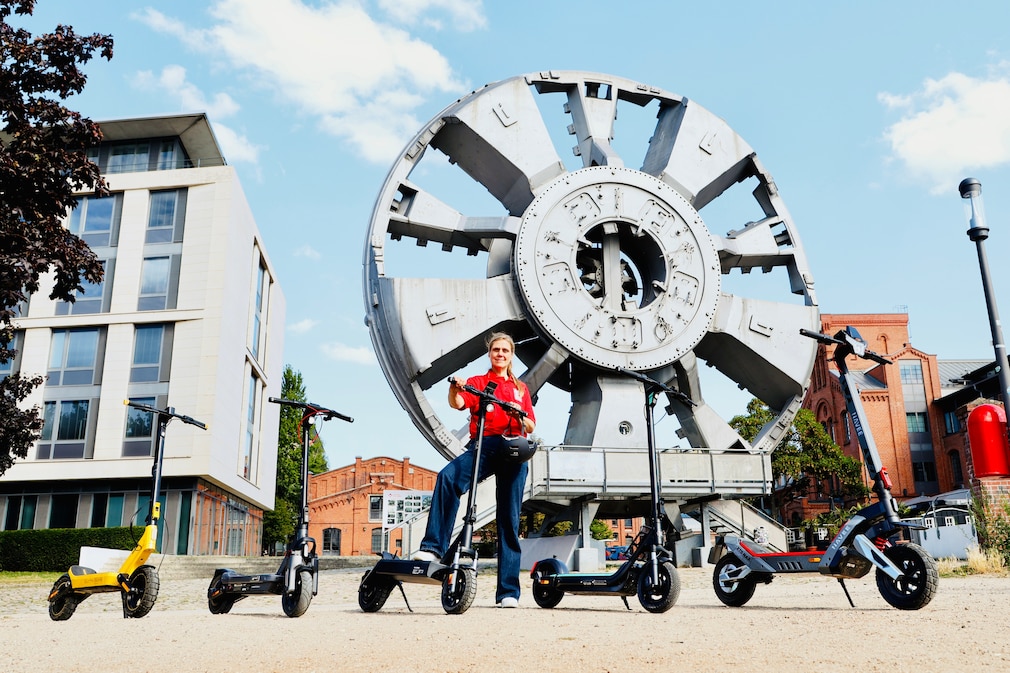 5 E-Scooter mit einer Person vor der Trude in Hamburg