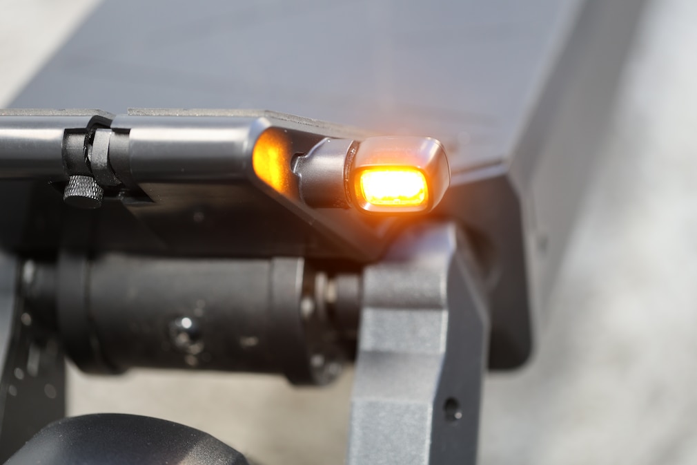 Detailaufnahme eines Blinkers am Heck eines E-Scooters