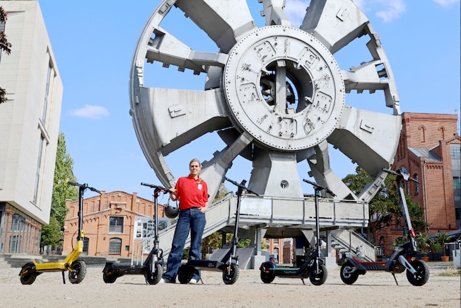Fünf starke E-Scooter im Test: AUTO BILD zeigt, wo die Unterschiede liegen und welches Modell die beste Figur macht.