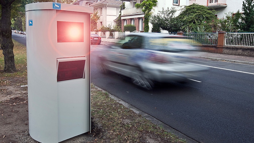Geschwindigkeitskontrolle mit einem stationären Blitzgerät, Offenbach, Hessen, Deutschland - Blitzer