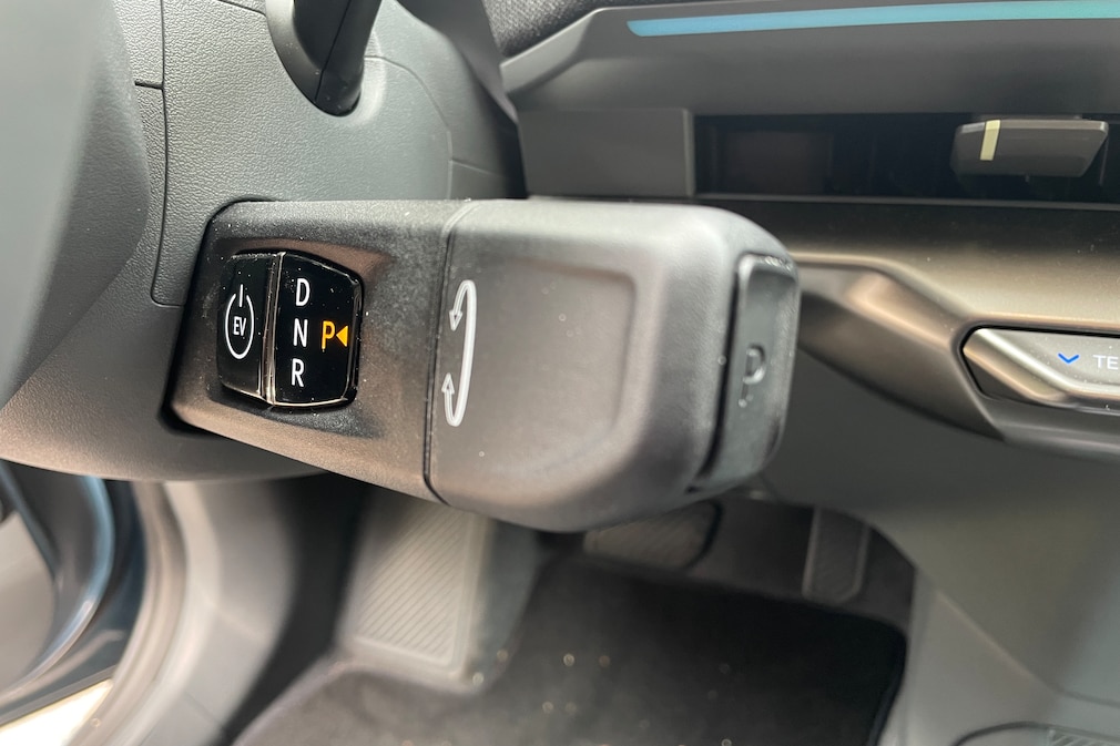 Der Fahr-Schalter Cockpit des Kia EV2