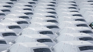 VW parkt Neuwagen am BER Flughafen - Symbolfoto