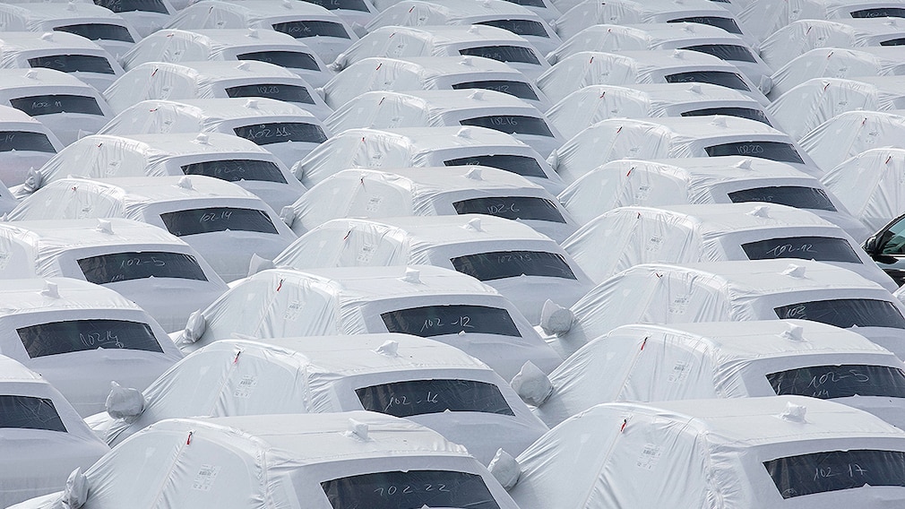 VW parkt Neuwagen am BER Flughafen - Symbolfoto