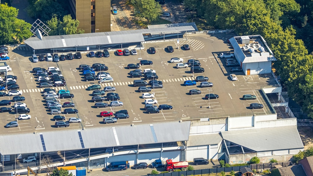 Parkdeck auf einem Supermarkt (Symbolbild)