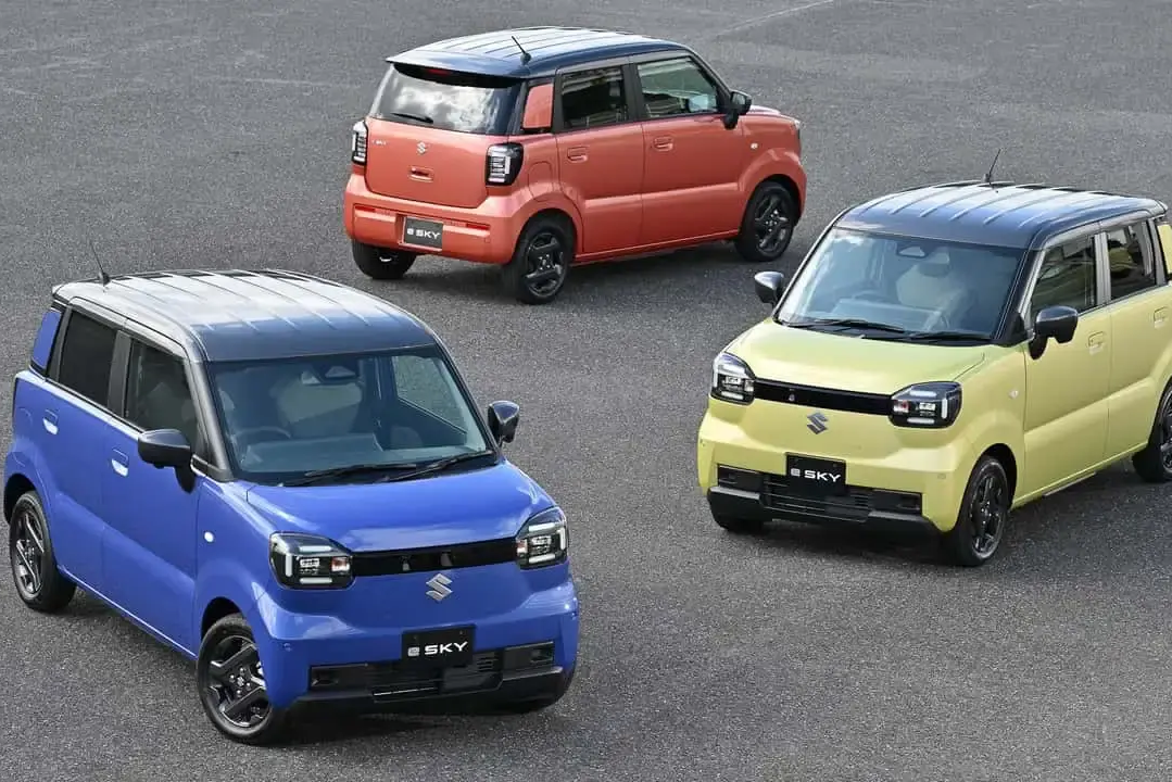 Suzuki e Sky in drei Farben.