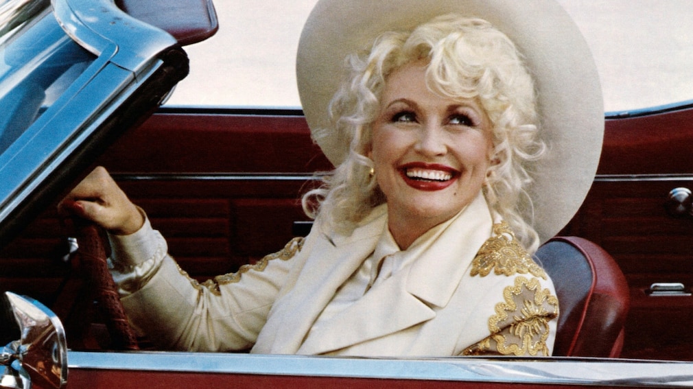 Dolly Parton am Steuer eines Cabrios im Film THE BEST LITTLE WHOREHOUSE IN TEXAS, 1982