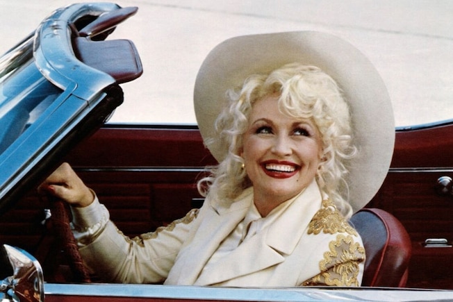Dolly Parton am Steuer eines Cabrios im Film THE BEST LITTLE WHOREHOUSE IN TEXAS, 1982