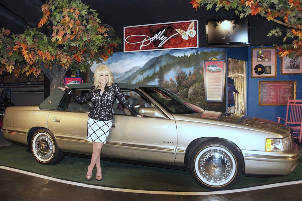 Dolly Parton an ihrem Cadillac DeVille