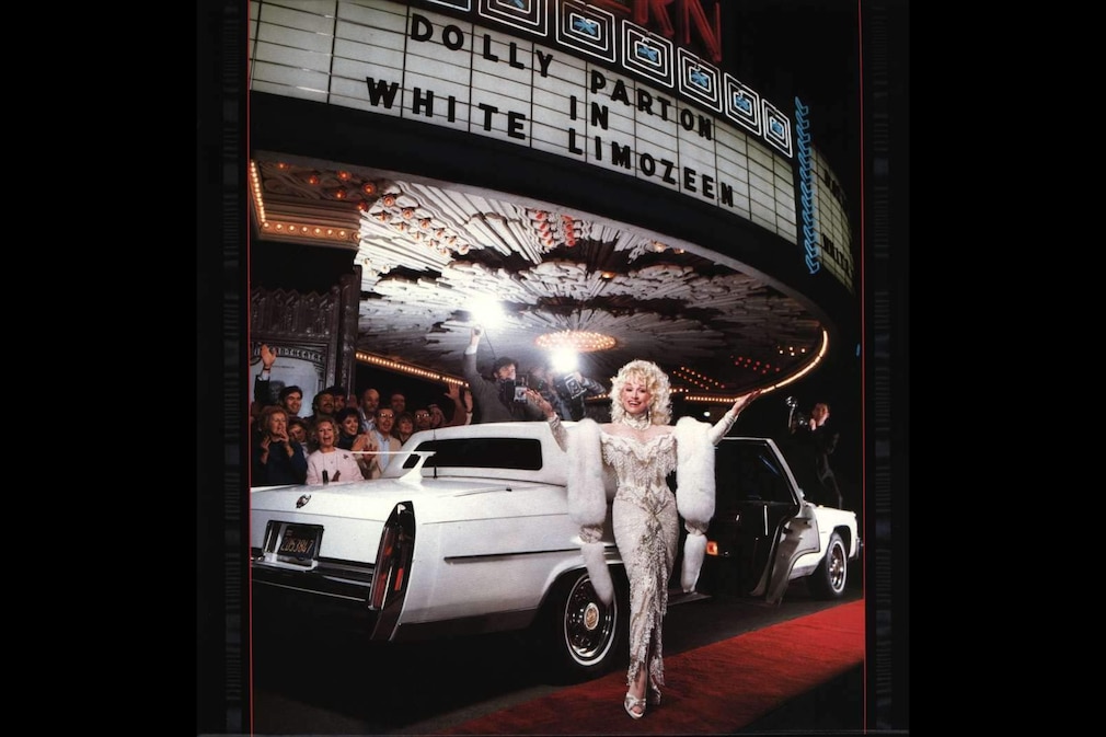 Plattencover: Dolly Parton vor weißer Stretch-Limo und Kino
