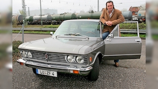 Schauspieler Andreas Hoppe posiert am Fiat 130 in einer Fabrikhalle in Karlsruhe bei Dreharbeiten zum SWR-"Tatort" mit dem Titel "Unausweichlich" für die Fotografen an seinem "Dienstwagen". Hoppe spielt darin einmal mehr den Kommissar Mario Kopper. Bis zum 9. Mai wird in Karlsruhe, Ludwigshafen und Baden-Baden gedreht. Die Ausstrahlung soll 2006 in der ARD erfolgen.