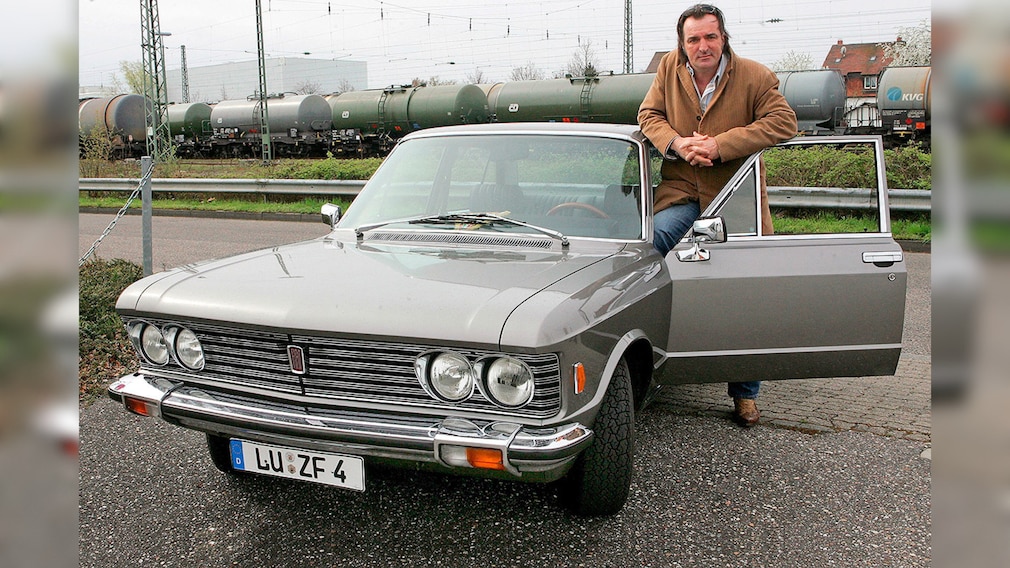 Schauspieler Andreas Hoppe posiert am Fiat 130 in einer Fabrikhalle in Karlsruhe bei Dreharbeiten zum SWR-"Tatort" mit dem Titel "Unausweichlich" für die Fotografen an seinem "Dienstwagen". Hoppe spielt darin einmal mehr den Kommissar Mario Kopper. Bis zum 9. Mai wird in Karlsruhe, Ludwigshafen und Baden-Baden gedreht. Die Ausstrahlung soll 2006 in der ARD erfolgen.