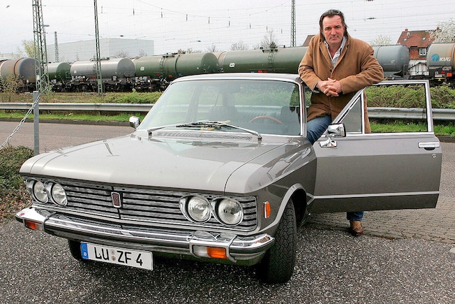 Schauspieler Andreas Hoppe posiert am Fiat 130 in einer Fabrikhalle in Karlsruhe bei Dreharbeiten zum SWR-"Tatort" mit dem Titel "Unausweichlich" für die Fotografen an seinem "Dienstwagen". Hoppe spielt darin einmal mehr den Kommissar Mario Kopper. Bis zum 9. Mai wird in Karlsruhe, Ludwigshafen und Baden-Baden gedreht. Die Ausstrahlung soll 2006 in der ARD erfolgen.