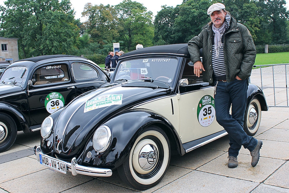Tatort Kommissar Andreas Hoppe ist im Käfer, allerdings einem Cabrio (Typ 14A) von 1949, unterwegs