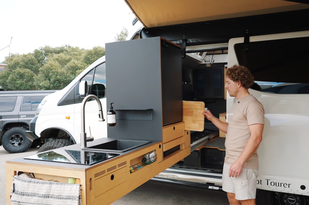 Toyota HiAce 4x4 von Headspace Campers