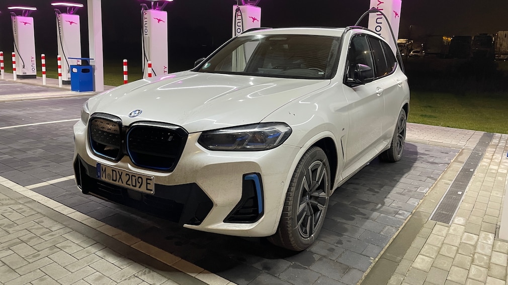 Ein BMW iX3 an einer HPC-Schnellladestation von IONITY