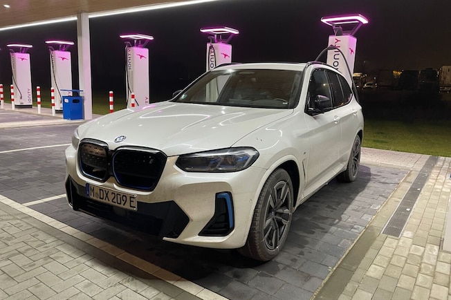 Ein BMW iX3 an einer HPC-Schnellladestation von IONITY