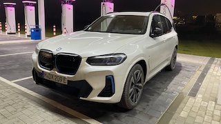 Ein Elektroauto an einer HPC-Schnellladestation. Das Bild verdeutlicht die moderne Ladeinfrastruktur und die technologische Entwicklung der Verkehrswende hin zu nachhaltiger Energie.