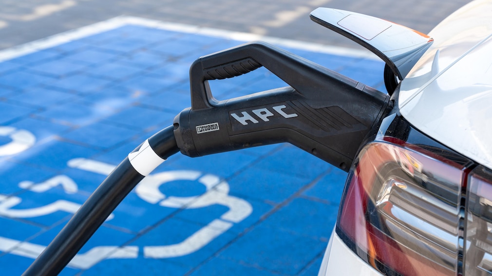 Ein Elektroauto an einer HPC-Schnellladestation. Das Bild verdeutlicht die moderne Ladeinfrastruktur und die technologische Entwicklung der Verkehrswende hin zu nachhaltiger Energie.
