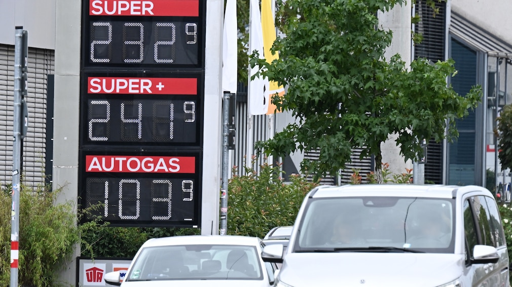 Die aktuellen Preise für Kraftstoffe auf einer Preistafel an einer Tankstelle am 28. August 2026
