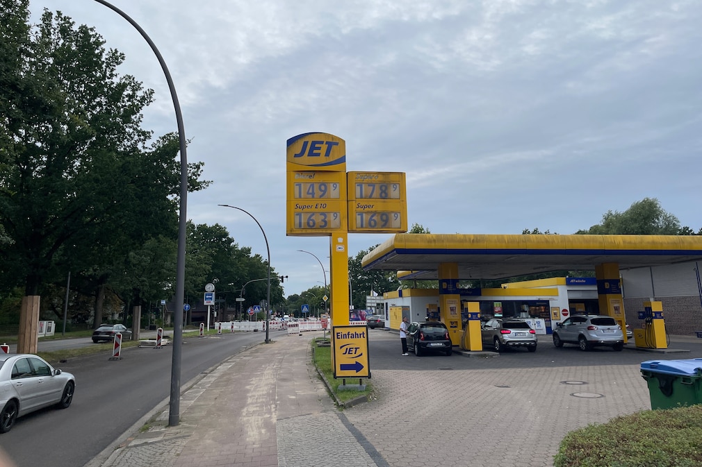 Spritpreise auf Spritpreistafel: Tanken am 22. August 2024, 18.40 Uhr Benzin und Diesel in Hamburg-Osdorf