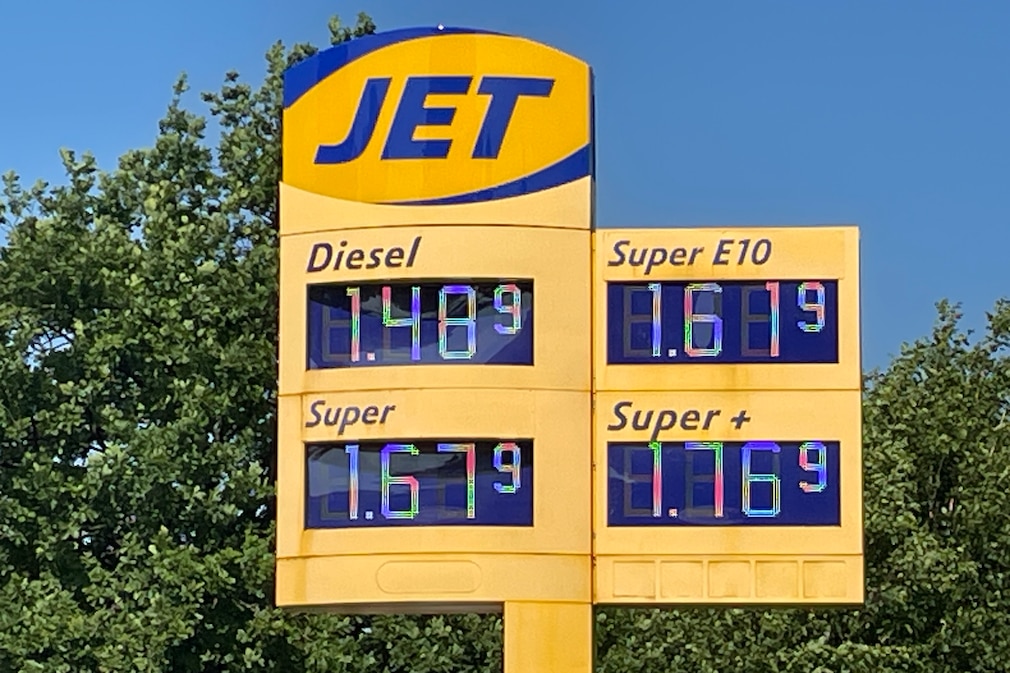 Tankstellentafel mit Diesel- und Benzinpreis in Hamburg-Osdorf, 13. Juni 2025