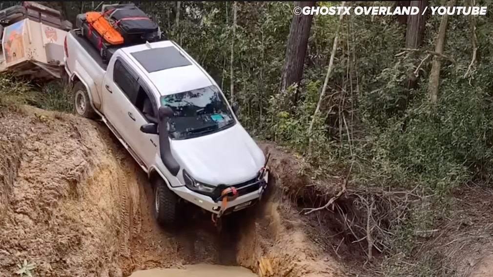 Hilux fährt fast senkrecht in eine Schlammgrube