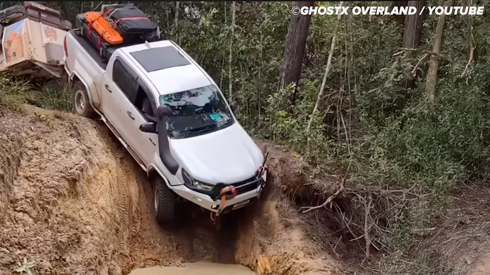 Hilux fährt fast senkrecht in eine Schlammgrube