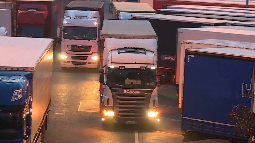 Parkplatz-Wahnsinn auf der Autobahn: Lkw-Fahrer verzweifeln