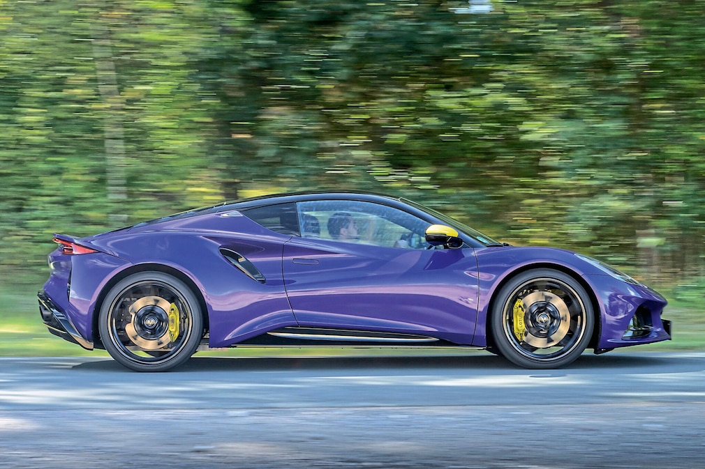 Lotus Emira V6 SE Racing Line