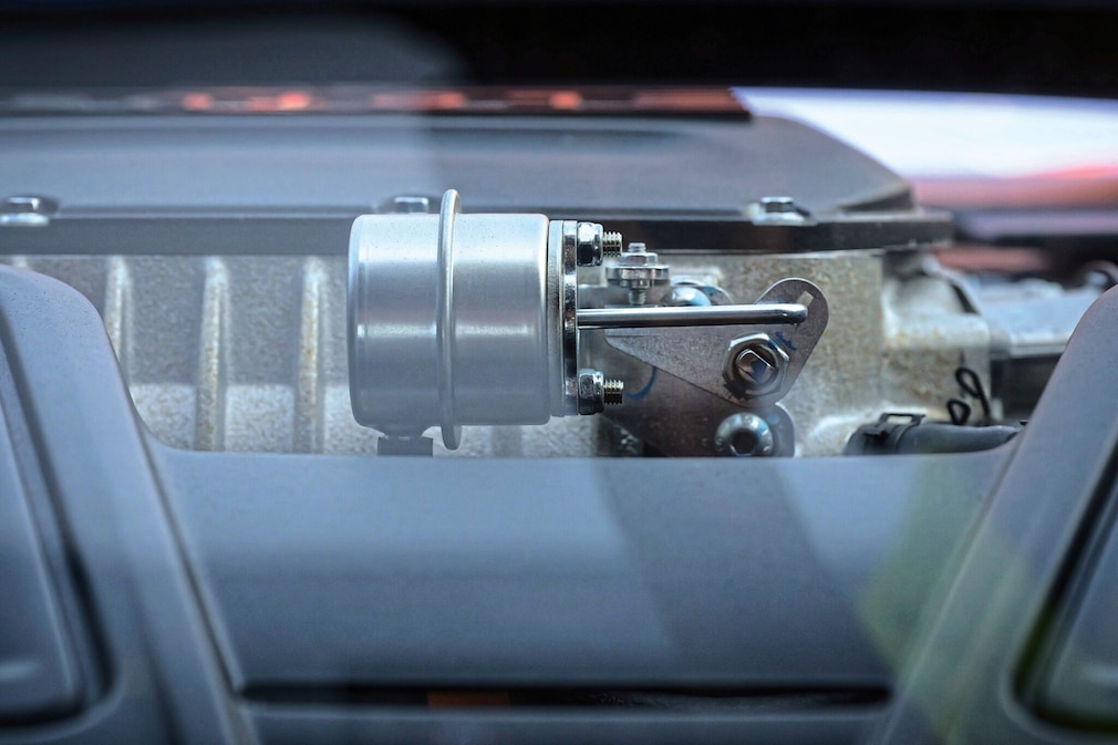 Lotus Emira V6 SE Racing Line